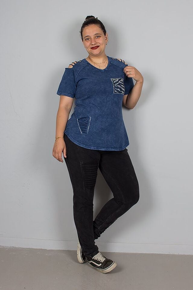 Lacivert V Yaka Omuz Detaylı Taşlı Yıkamalı Pamuklu Bluz – Şık ve Rahat Tasarım