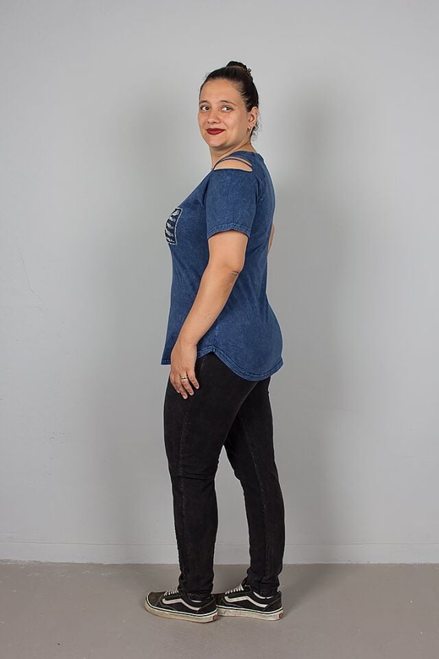 Lacivert V Yaka Omuz Detaylı Taşlı Yıkamalı Pamuklu Bluz – Şık ve Rahat Tasarım