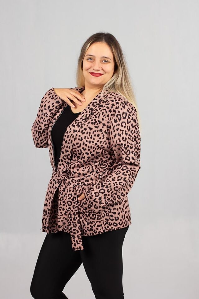 Büyük Beden Leopar Desenli Dalgıç Kumaş Ceket – Şık & Rahat