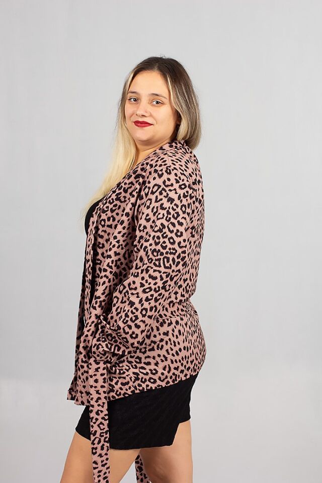 Büyük Beden Leopar Desenli Dalgıç Kumaş Ceket – Şık & Rahat
