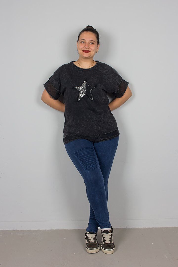 Büyük Beden Yıldız Pul İşlemeli Yıkamalı Siyah Pamuk Bluz – Işıltılı ve Rahat Tasarım